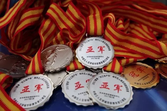 半夜她钻回被窝，我笑着问她一句话
